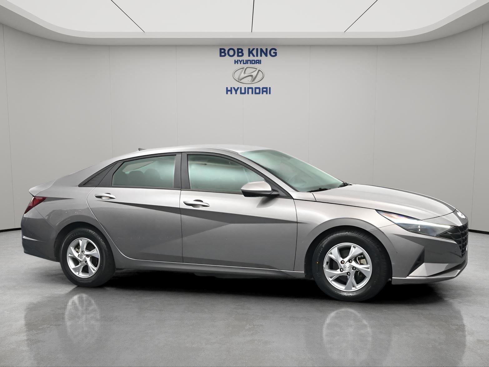 Used 2022 Hyundai Elantra SE FWD image 2