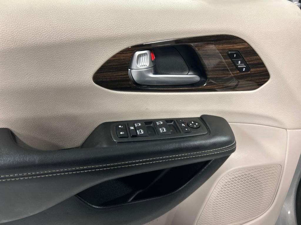 Used 2024 Chrysler Pacifica Limited FWD image 14