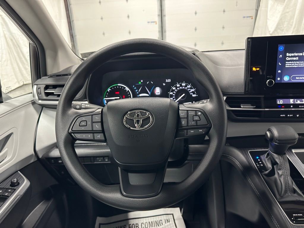 Used 2025 Toyota Sienna LE image 18