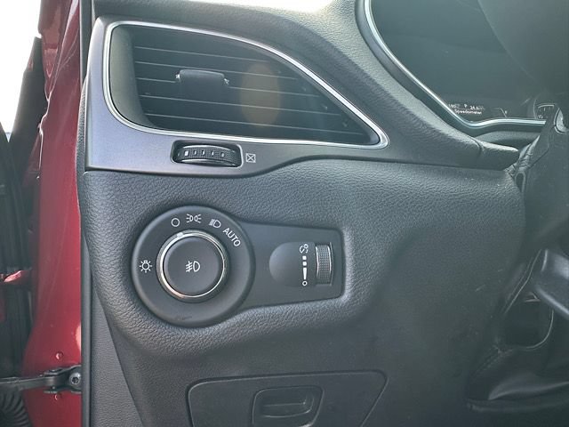 Used 2019 Jeep Cherokee Latitude w/ Cold Weather Group AWD/4WD image 24