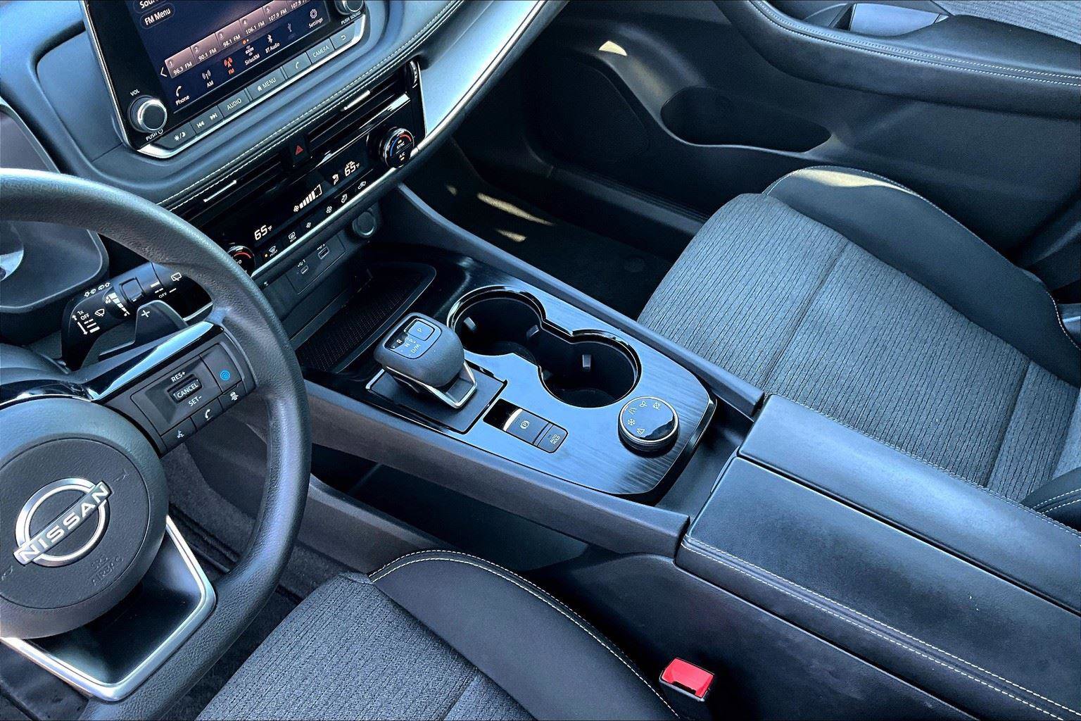 Used 2022 Nissan Rogue SV image 15