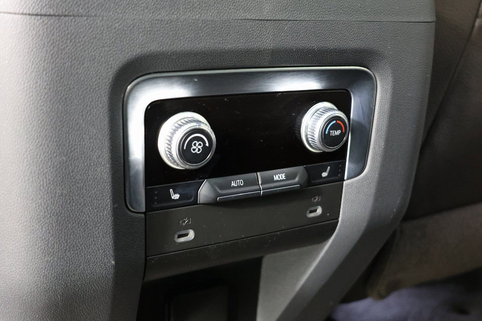 Used 2021 GMC Yukon XL Denali w/ Denali Premium Package image 35