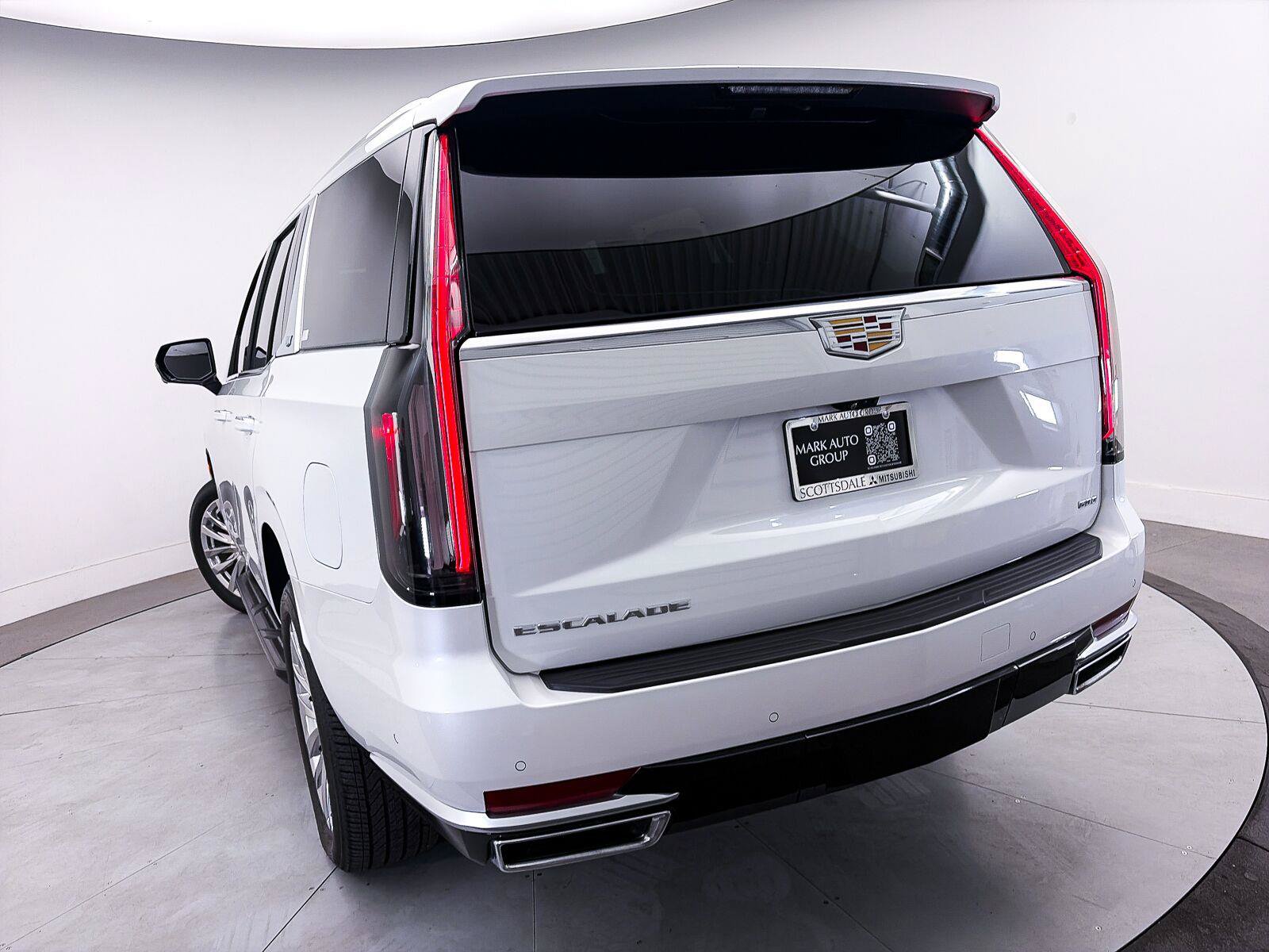 Used 2024 Cadillac Escalade Premium Luxury AWD/4WD image 4