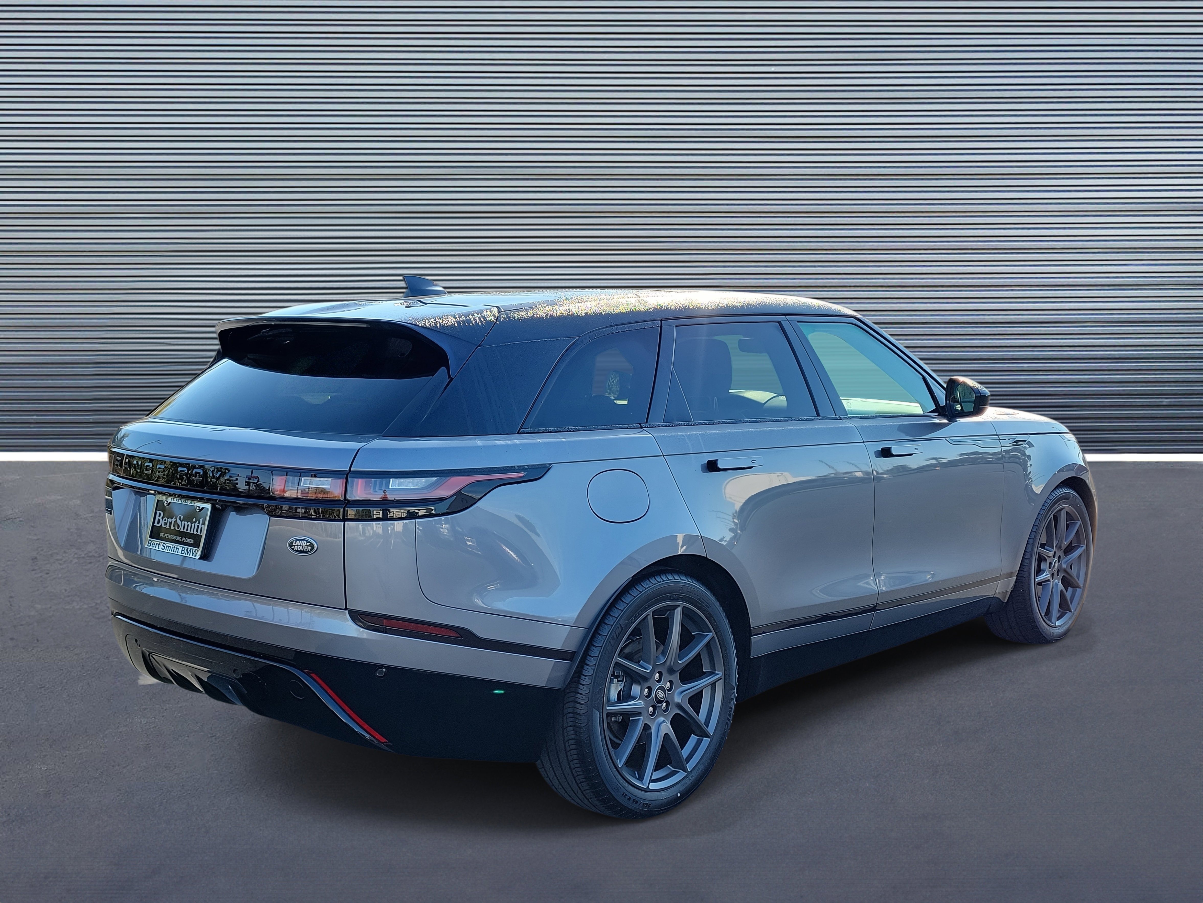 Used 2022 Land Rover Range Rover Velar R-Dynamic S image 3