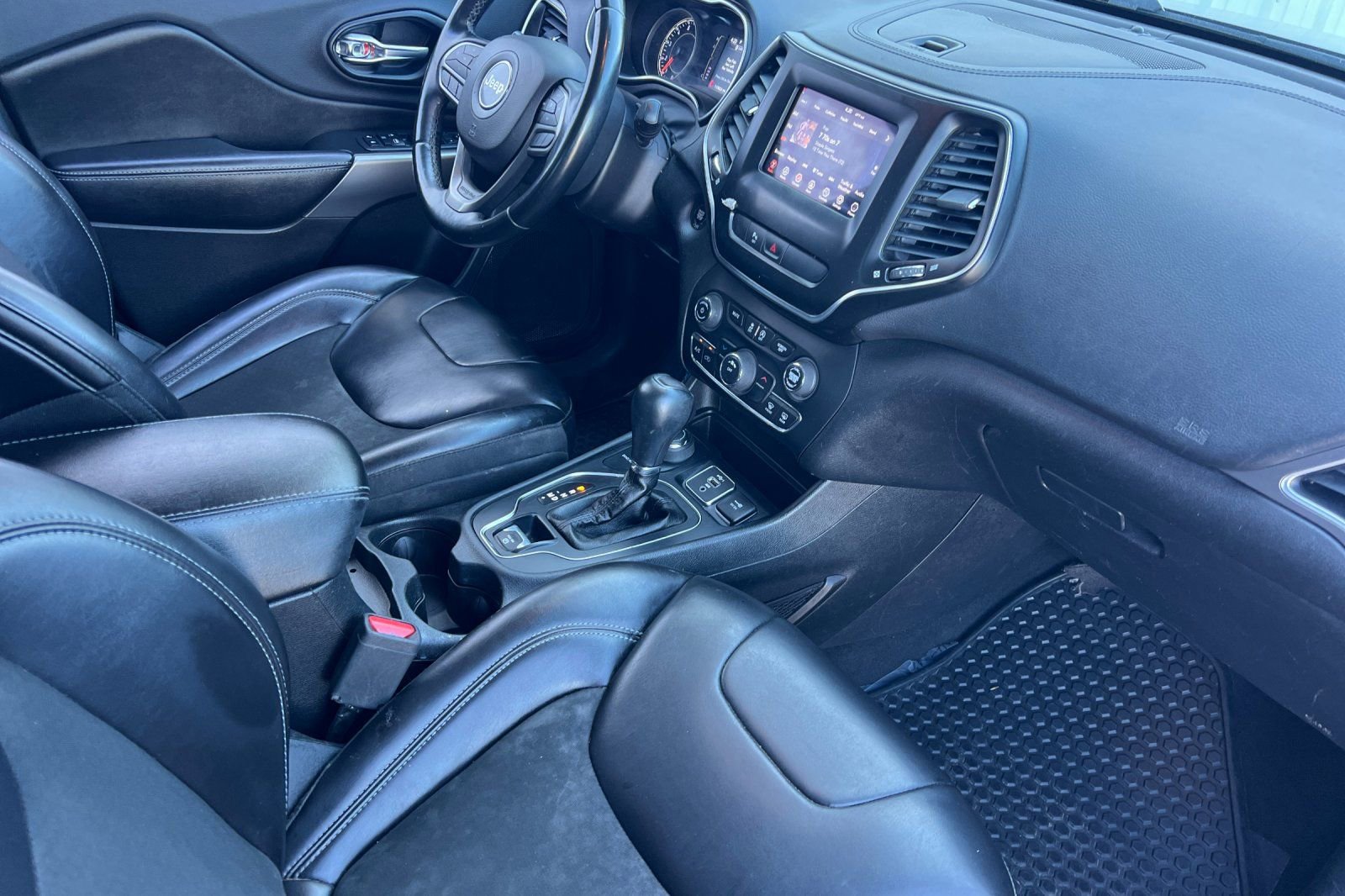 Used 2019 Jeep Cherokee Latitude Plus w/ Cold Weather Group image 16