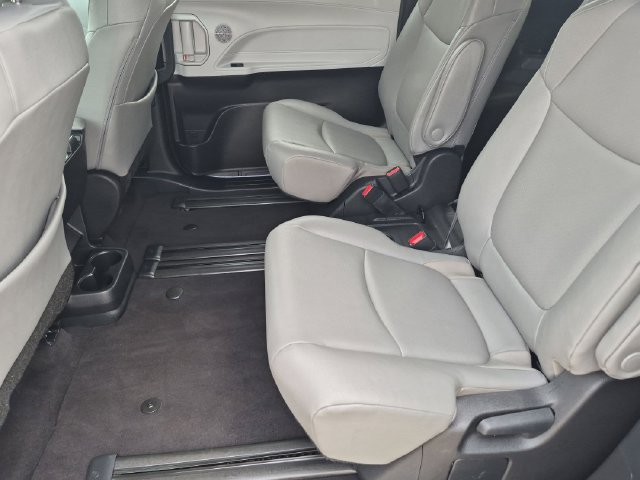 Used 2025 Toyota Sienna XLE FWD image 28