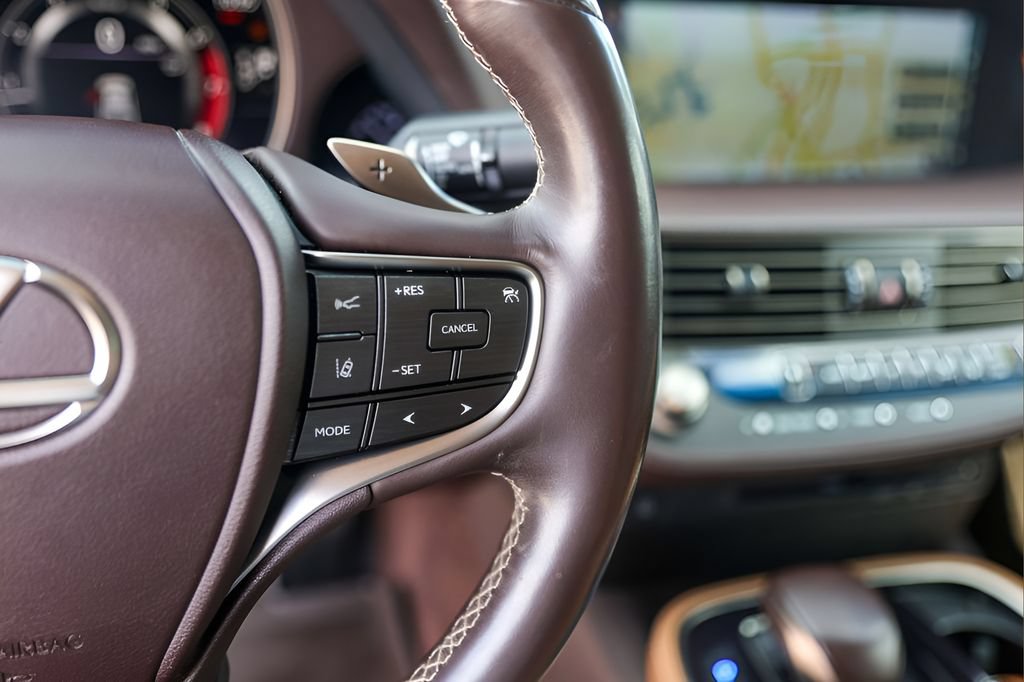 Used 2018 Lexus LS 500 w/ Accessory Package (Z2) RWD image 13