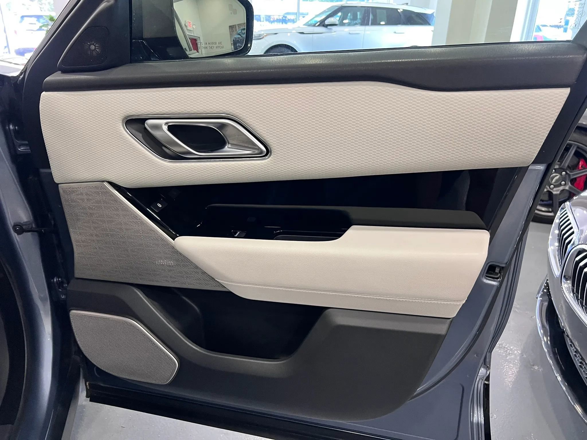 Used 2019 Land Rover Range Rover Velar R-Dynamic SE AWD/4WD image 29