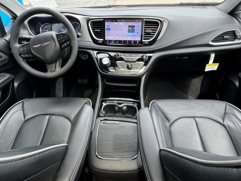 Used 2024 Chrysler Pacifica Premium FWD image 13
