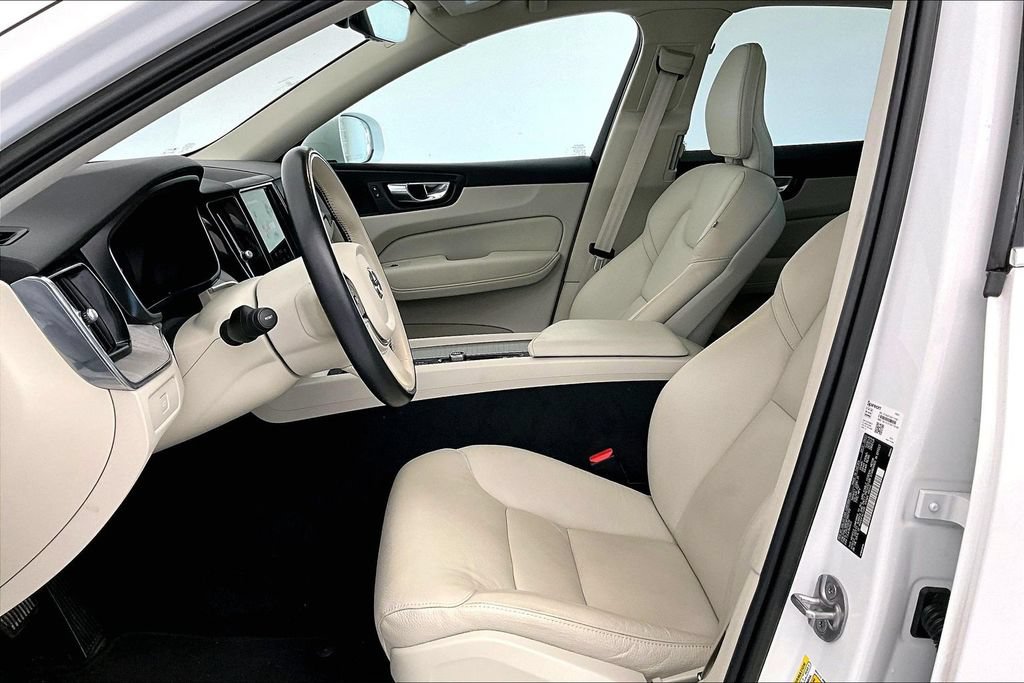 Used 2023 Volvo XC60 B5 Plus AWD/4WD image 28