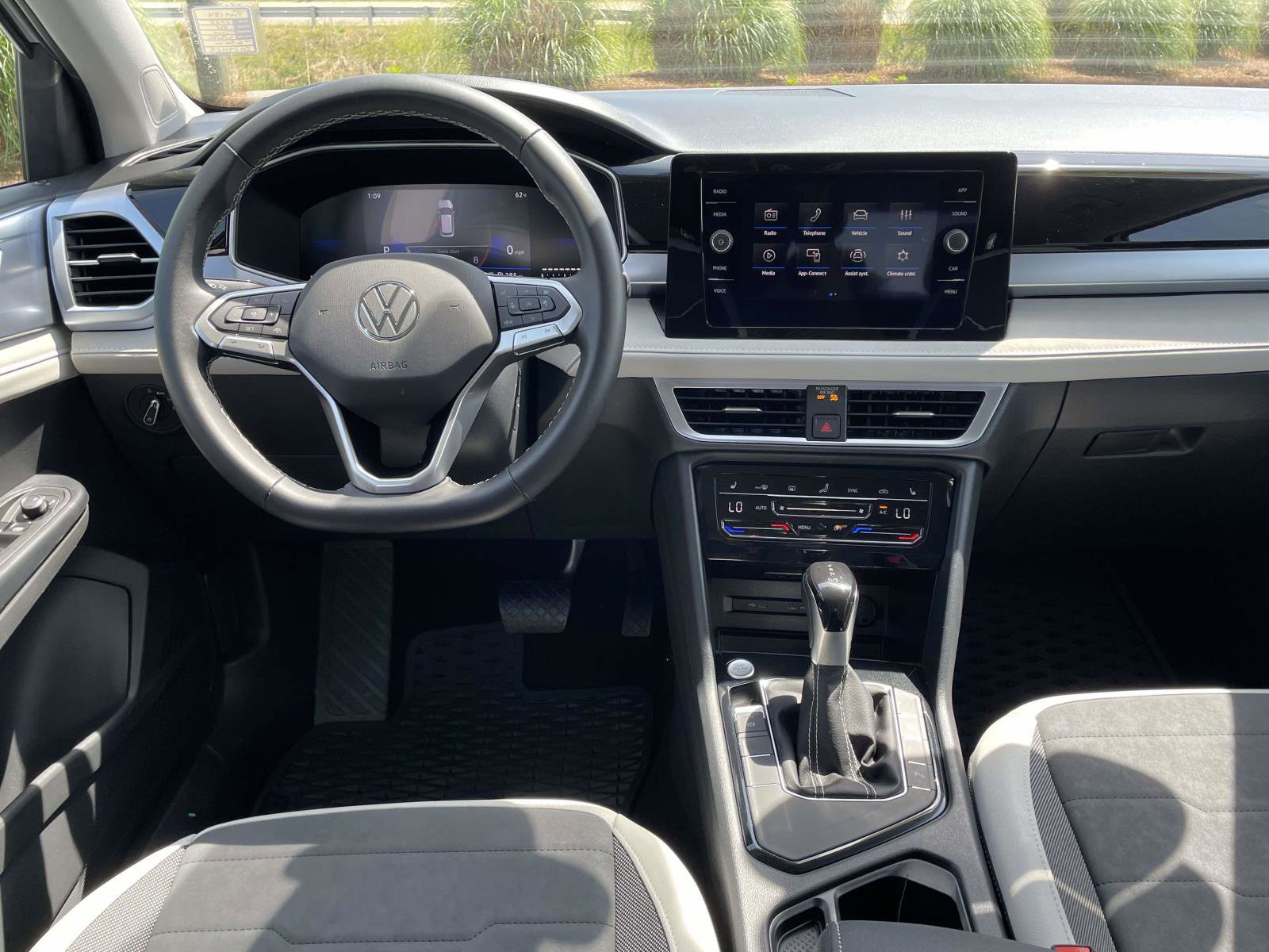 Used 2025 Volkswagen Taos SE w/ Black Wheel Package FWD image 13
