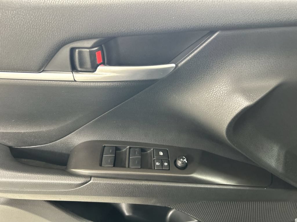 Used 2023 Toyota Camry SE FWD image 11