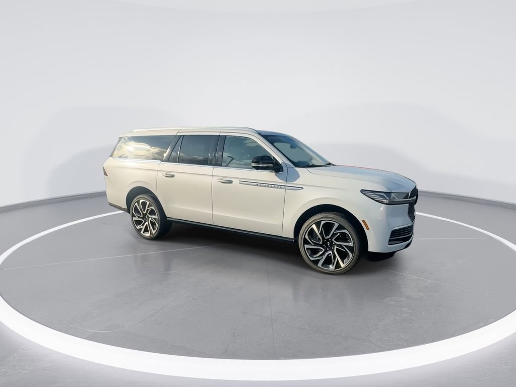 New 2026 Lincoln Navigator L Reserve AWD/4WD image 2