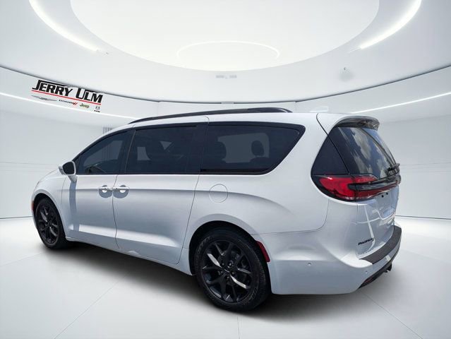 Used 2022 Chrysler Pacifica Limited w/ Uconnect Theater Family Group FWD image 5