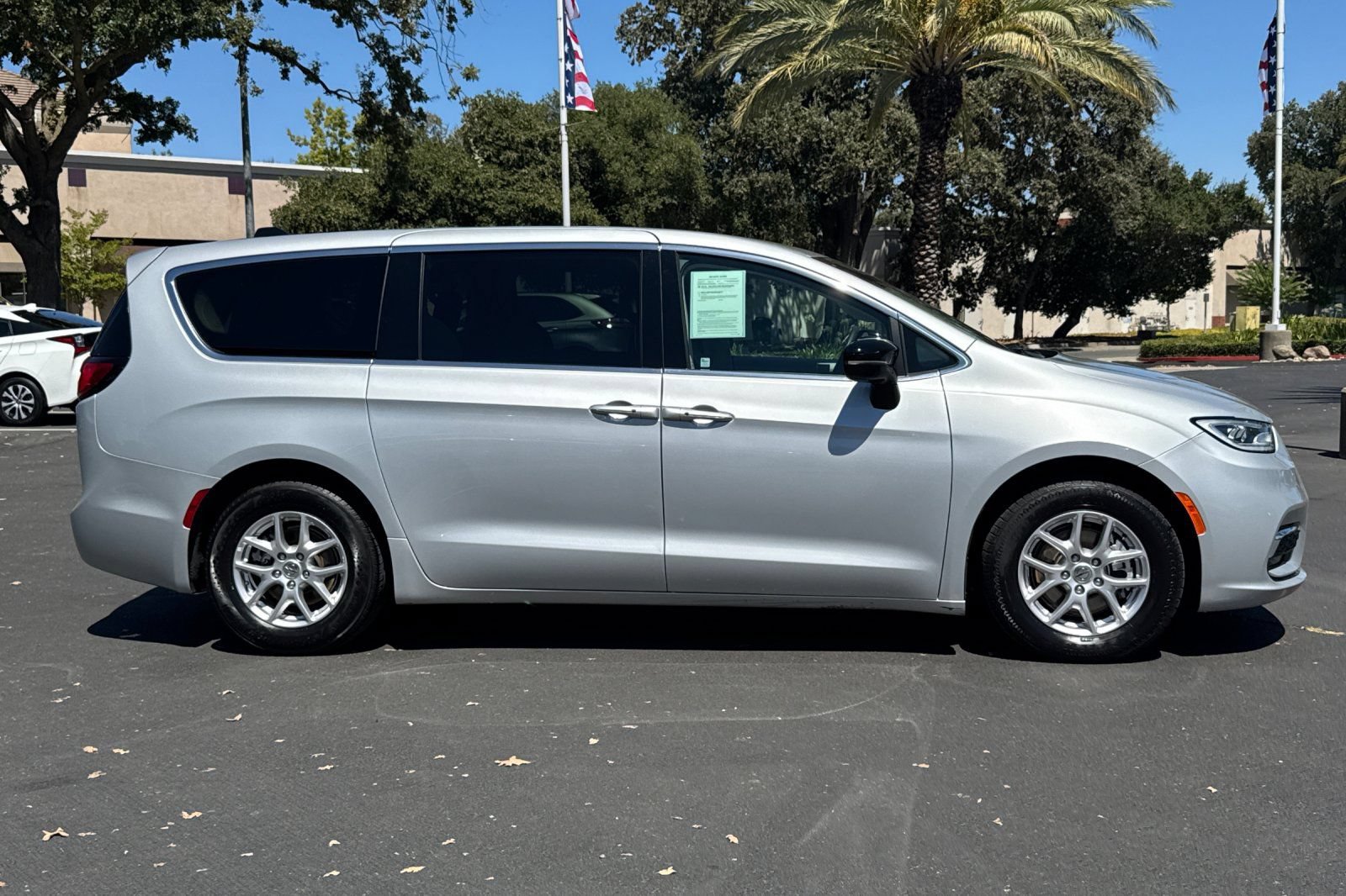 Used 2024 Chrysler Pacifica Touring-L FWD image 2