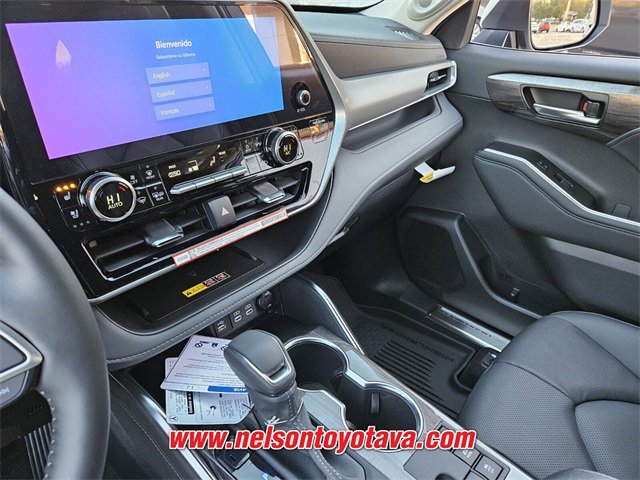 New 2026 Toyota Highlander Platinum image 10