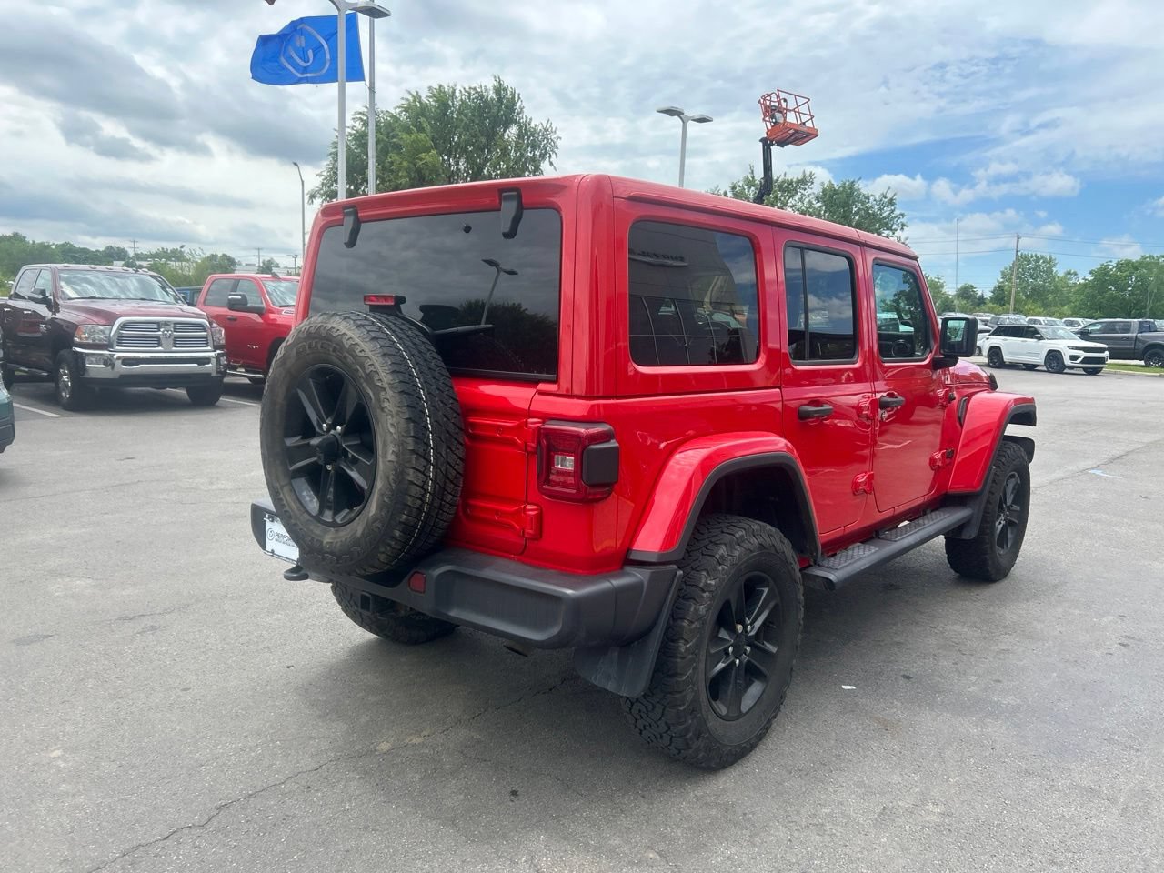 Used 2021 Jeep Wrangler Unlimited Sahara AWD/4WD image 3