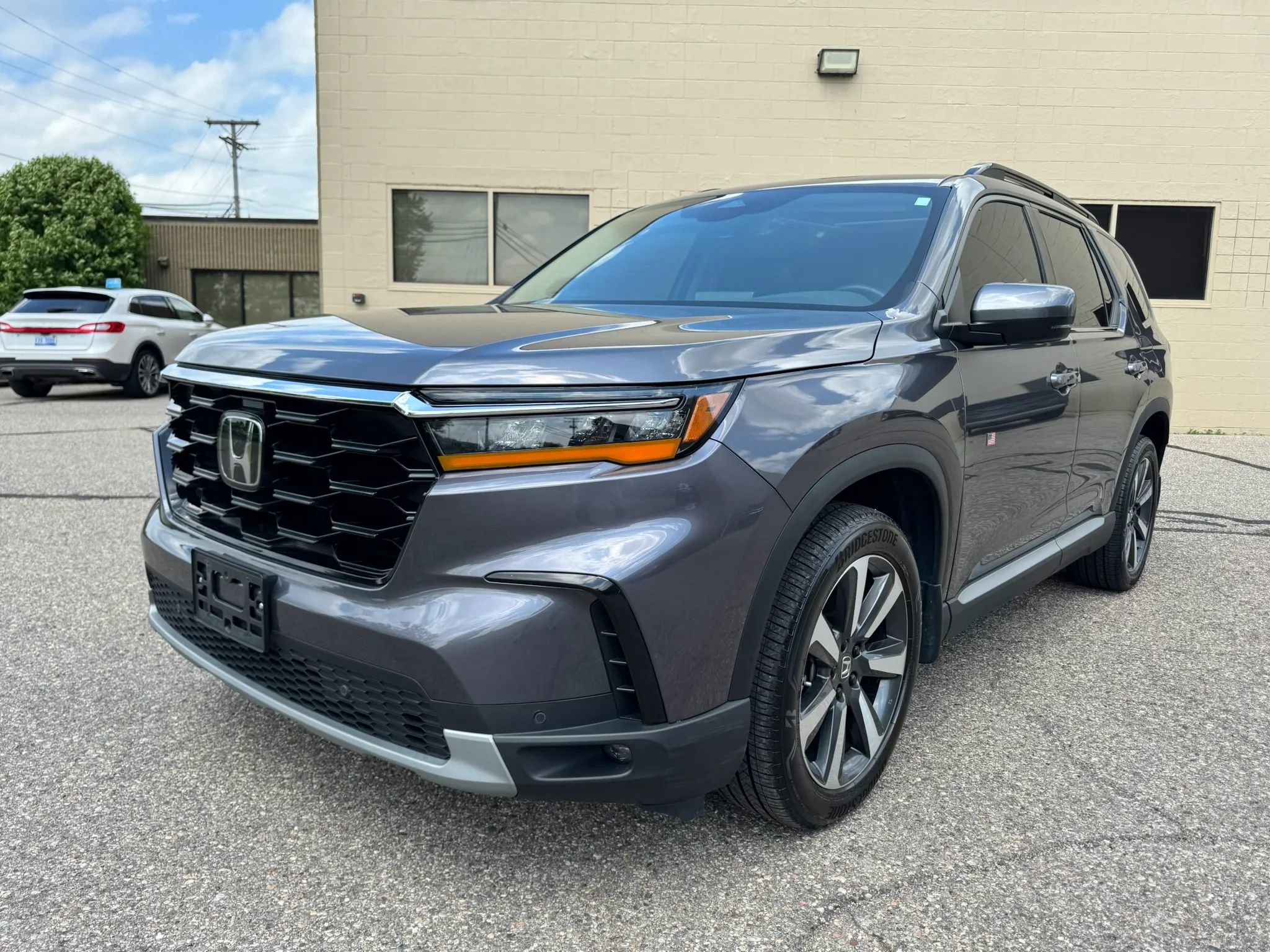 Used 2025 Honda Pilot Touring image 3