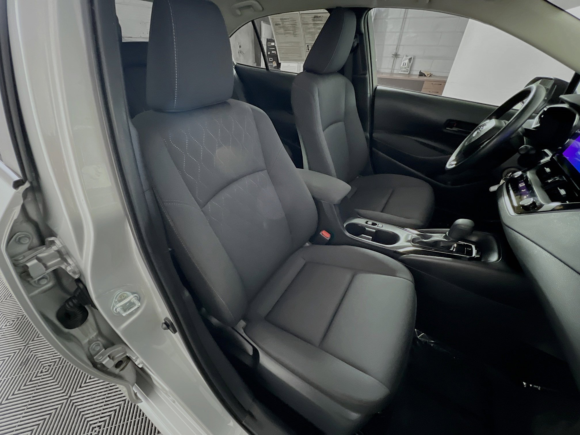 Used 2025 Toyota Corolla LE image 29