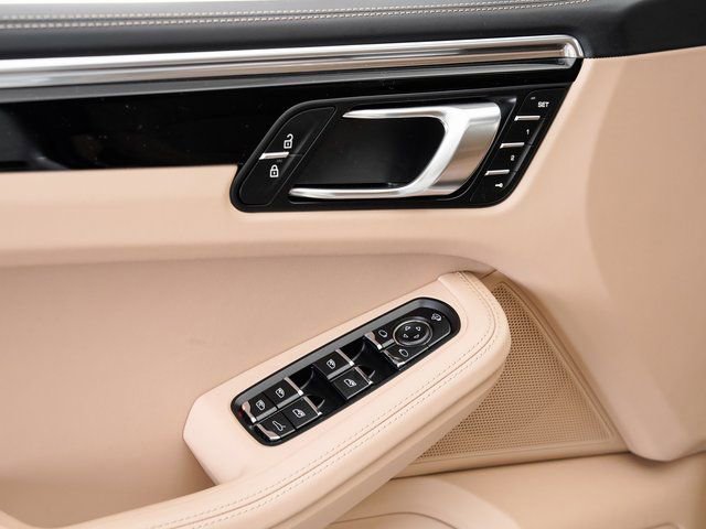 Certified 2025 Porsche Macan image 8
