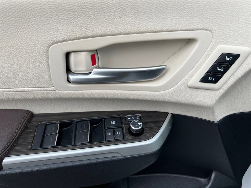 Used 2023 Toyota Sienna Platinum image 14
