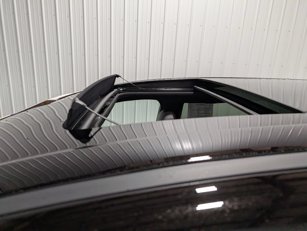 Used 2027 Chrysler Pacifica Limited FWD image 8