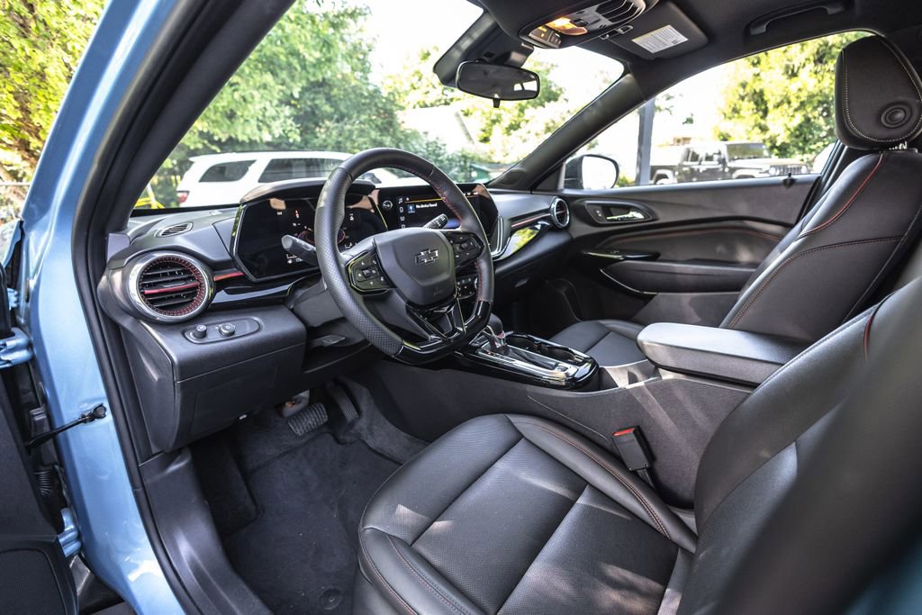 Used 2025 Chevrolet Trax RS w/ Sunroof Package FWD image 19