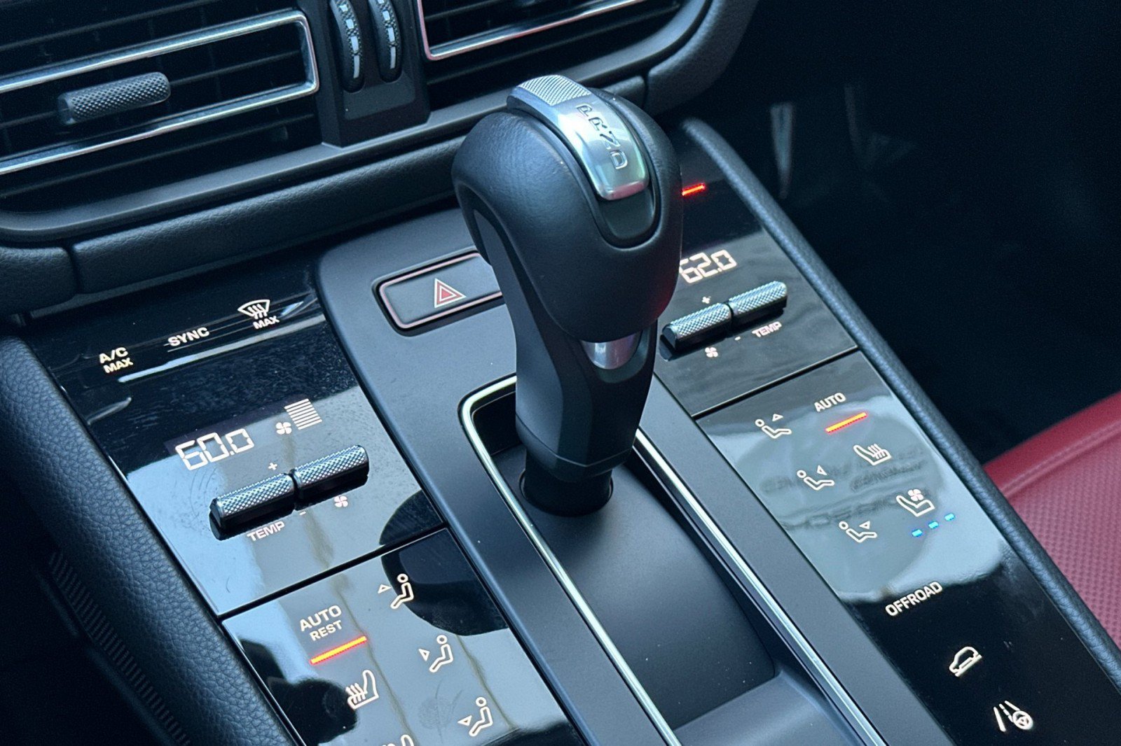 Certified 2024 Porsche Macan AWD/4WD image 22