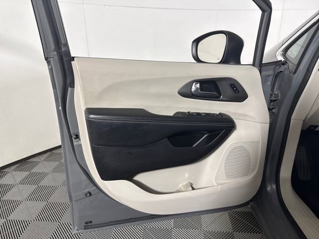 Used 2023 Chrysler Pacifica Touring-L image 17