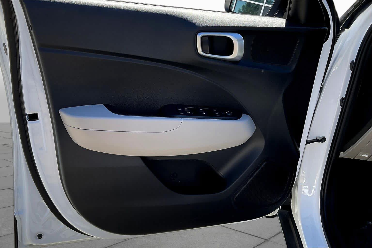 Used 2025 Hyundai Venue SEL FWD image 21