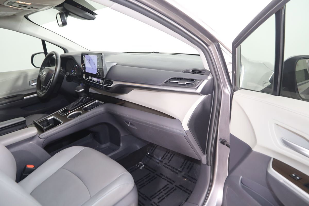 Used 2021 Toyota Sienna XLE FWD image 43