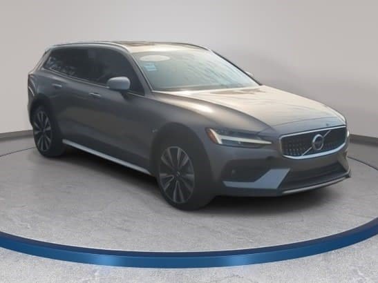 Used 2021 Volvo V60 T5 Cross Country w/ Lounge Package image 3