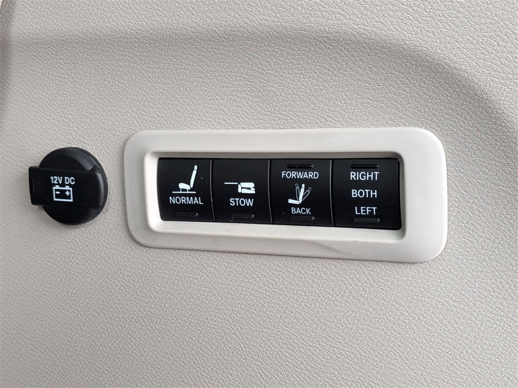 Used 2022 Chrysler Pacifica Limited w/ Uconnect Theater Family Group image 7