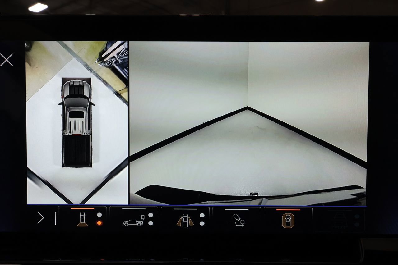 Used 2025 Chevrolet Silverado 1500 ZR2 w/ Technology Package image 14