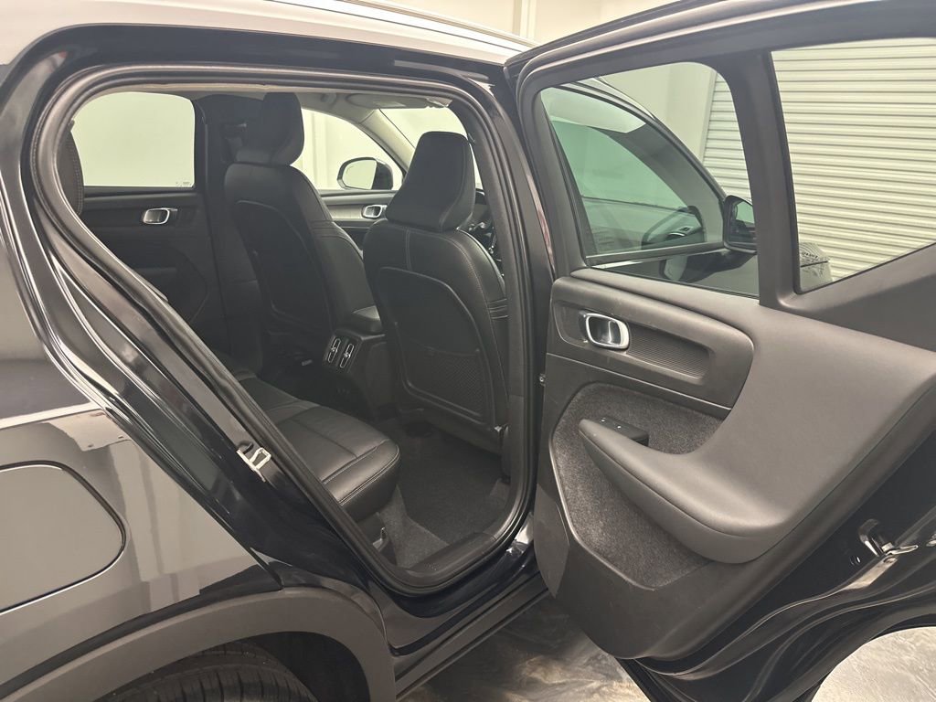 Used 2023 Volvo XC40 B5 Core image 7