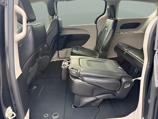 Used 2023 Chrysler Pacifica Limited FWD image 17