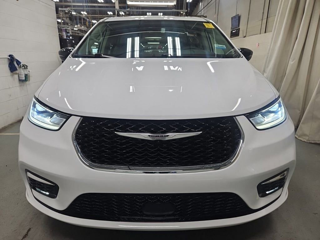 Used 2024 Chrysler Pacifica Limited image 6