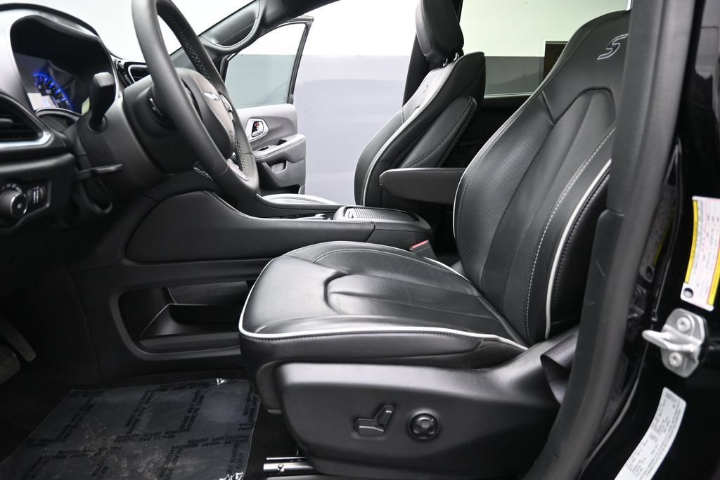 Used 2025 Chrysler Pacifica Limited FWD image 10