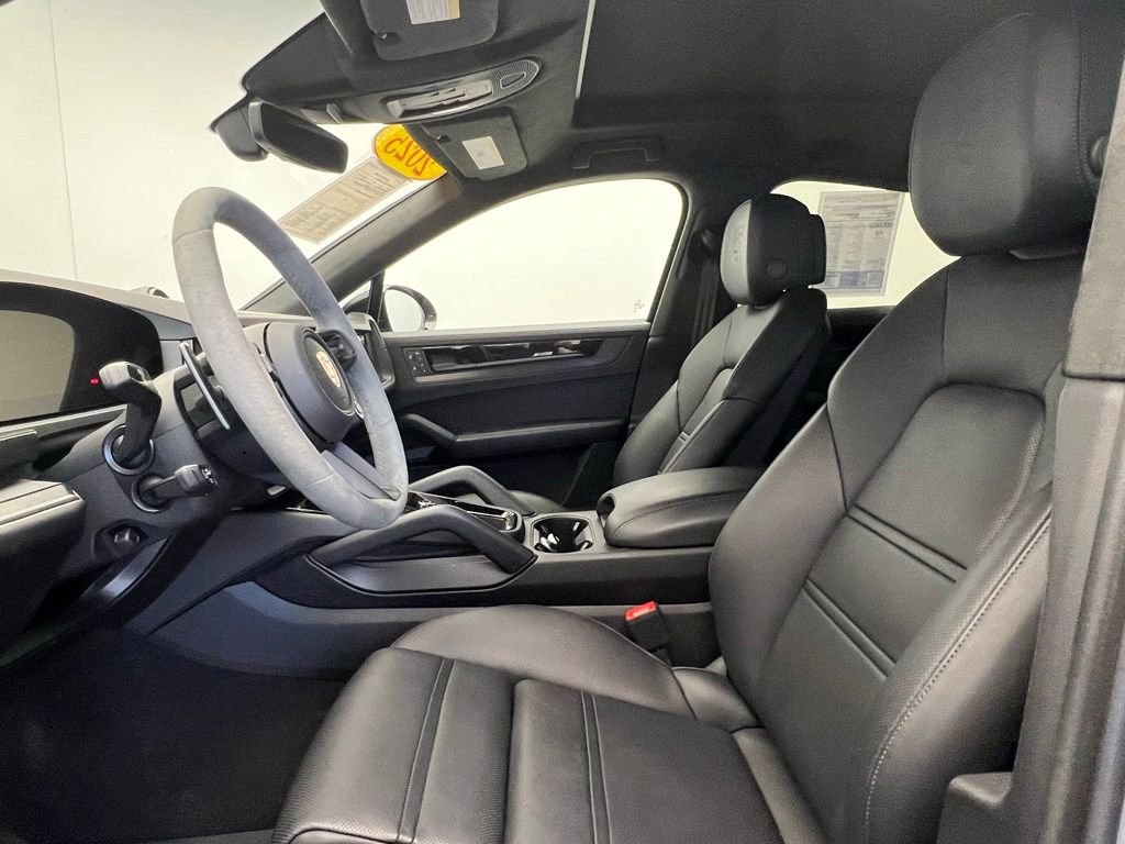 Certified 2025 Porsche Cayenne GTS AWD/4WD image 5