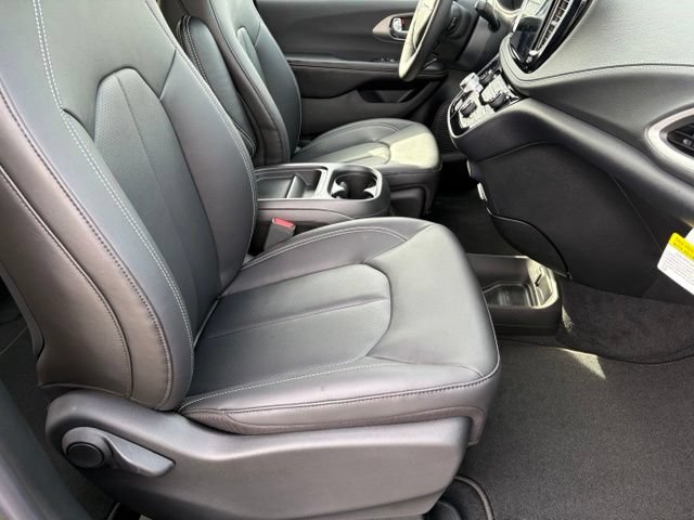 New 2027 Chrysler Pacifica Select FWD image 18