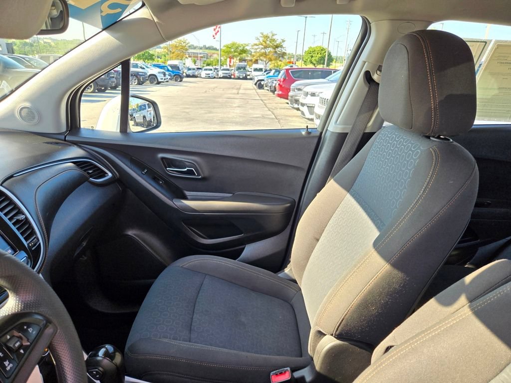 Used 2020 Chevrolet Trax LS AWD/4WD image 24