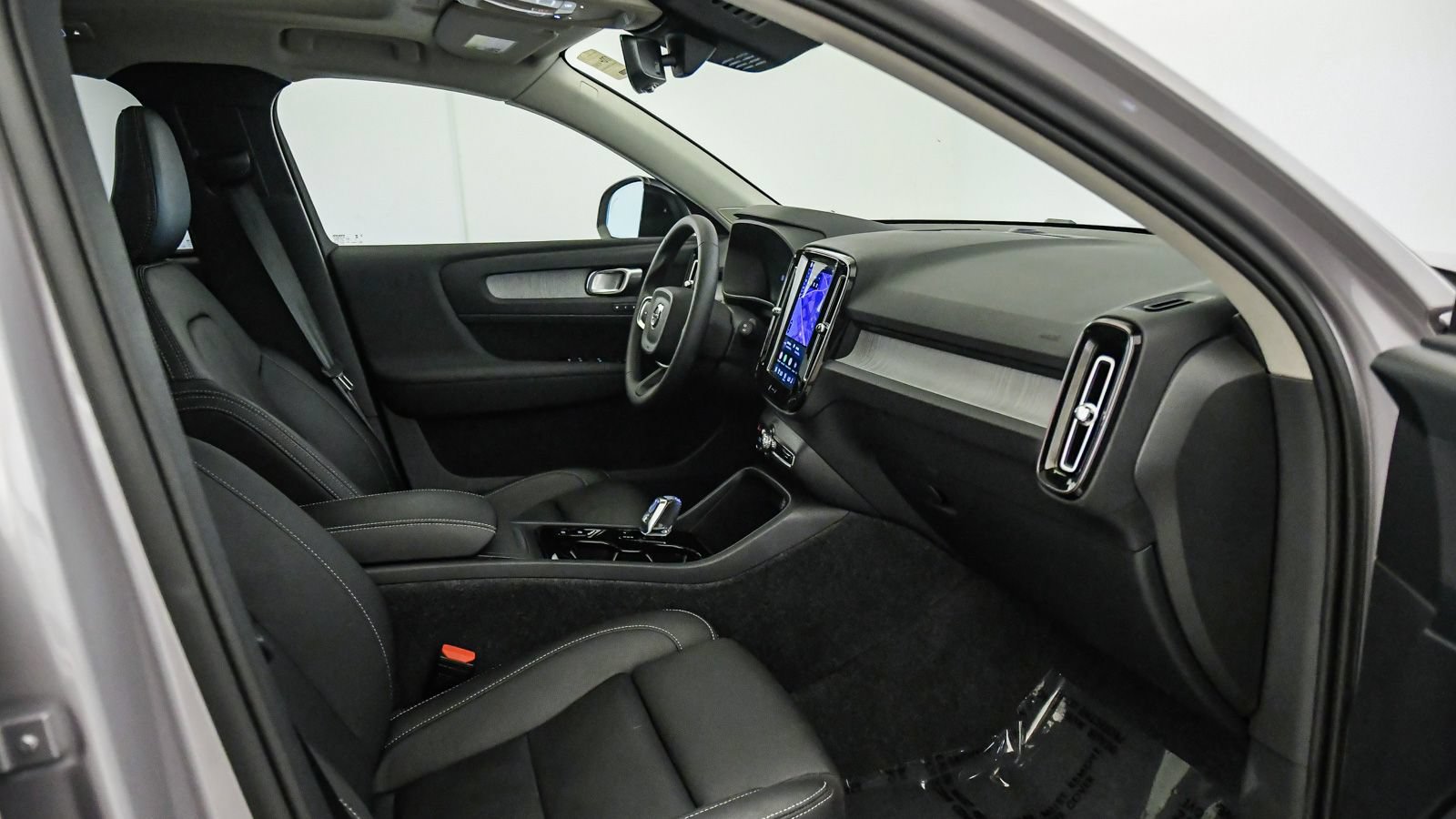 Certified 2026 Volvo XC40 B5 Plus AWD/4WD image 17