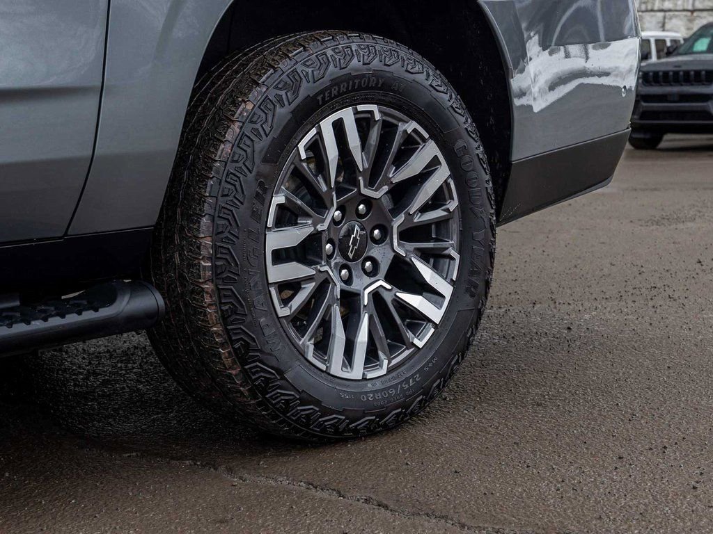 Used 2025 Chevrolet Suburban Z71 image 8