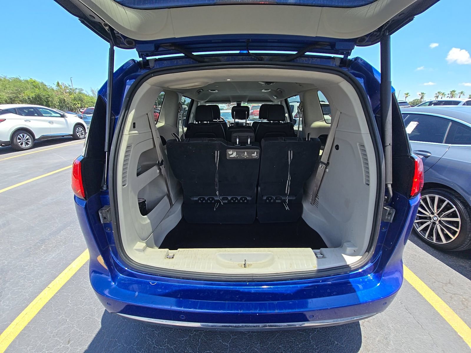 Used 2018 Chrysler Pacifica Touring-L FWD image 14