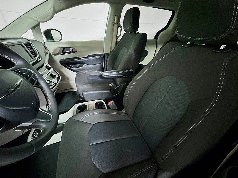 Used 2023 Chrysler Voyager LX image 11