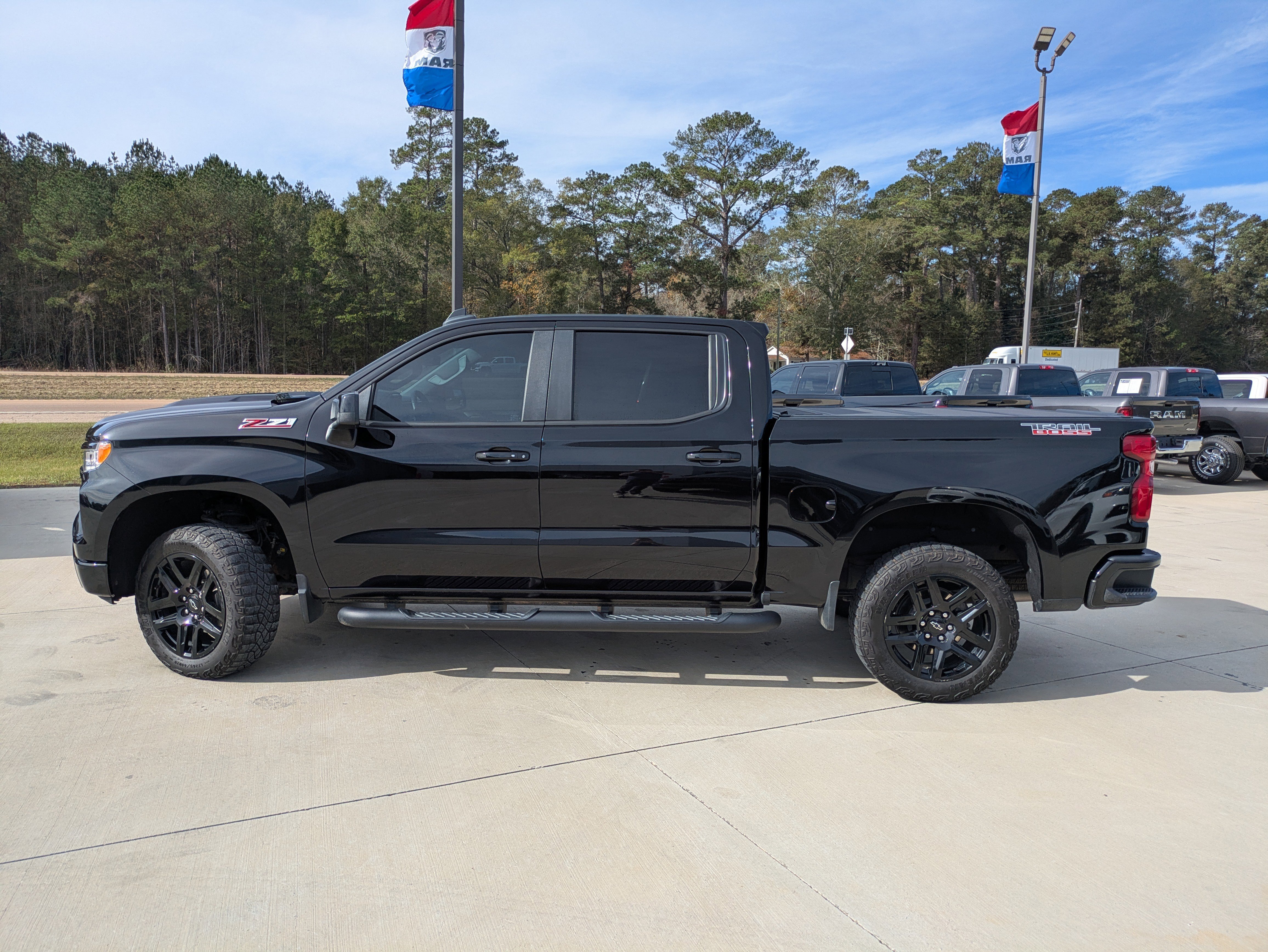 Used 2024 Chevrolet Silverado 1500 LT Trail Boss w/ Convenience Package II image 5