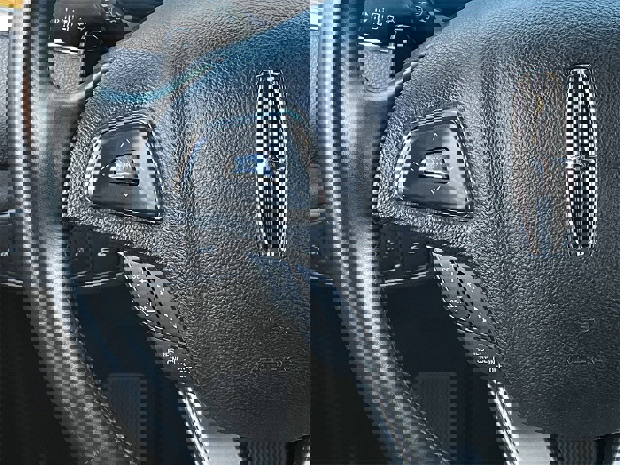 Used 2019 Lincoln MKC Reserve image 12