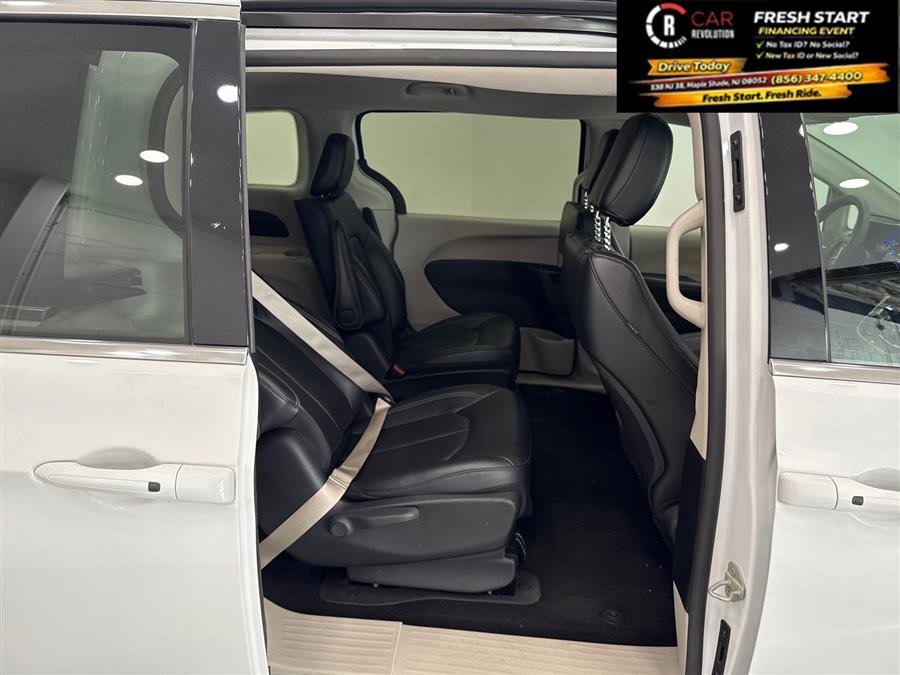 Used 2024 Chrysler Pacifica Limited FWD image 74