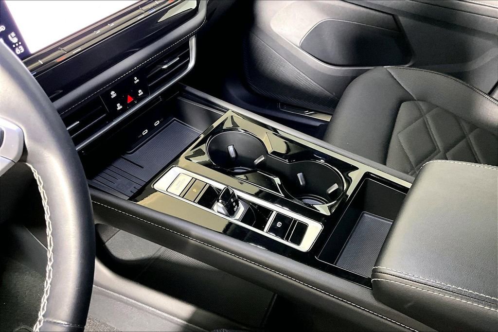 Used 2025 Volkswagen Atlas SE image 13