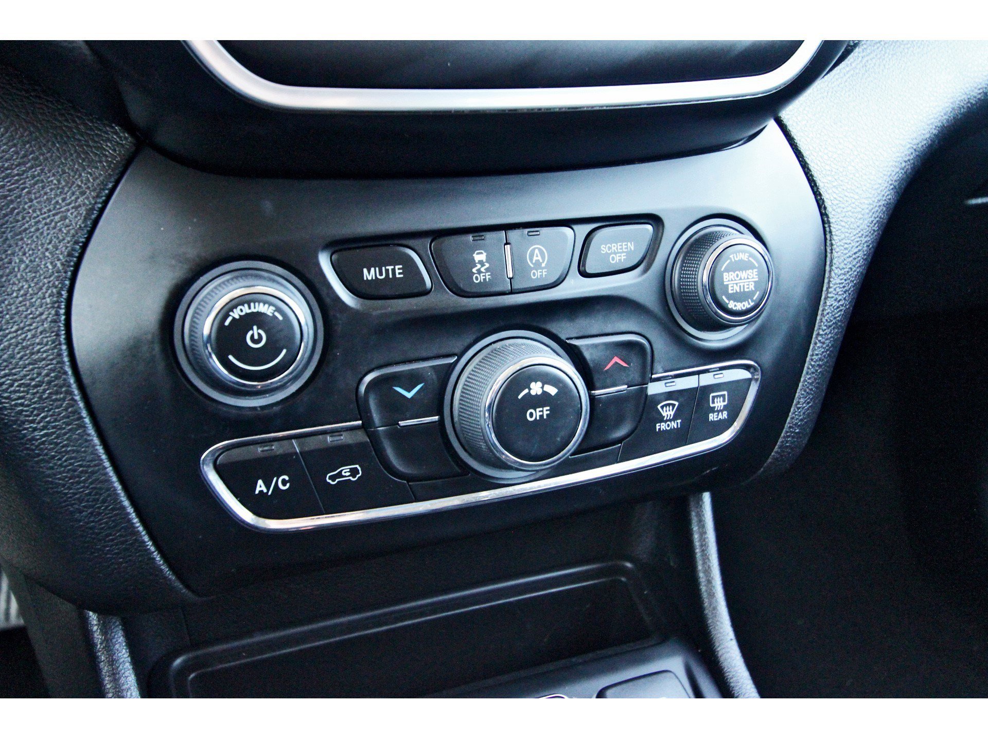 Used 2021 Jeep Cherokee Latitude FWD image 28